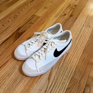 Nike Classic White and Black Low-Tops Blazer Sneakers